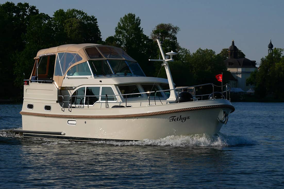 Die Linssen Grand Sturdy® 29.9 AC eignet sich mit zwei Kabinen und zwei Waschräumen auch für vier